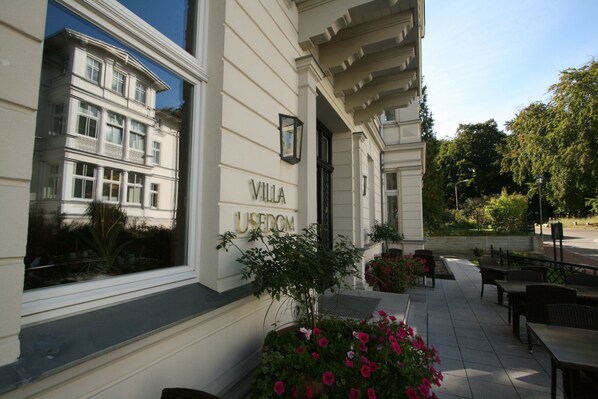 A building with the sign "Villa Usedom" on the facade.