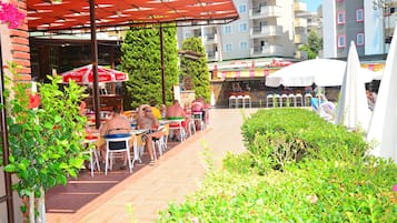 Bar junto a la piscina