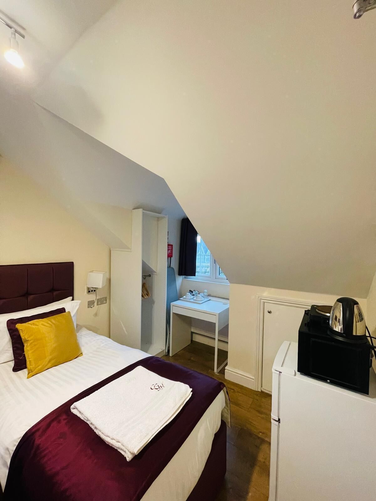 Ropa de cama de alta calidad y caja de seguridad en la habitación 