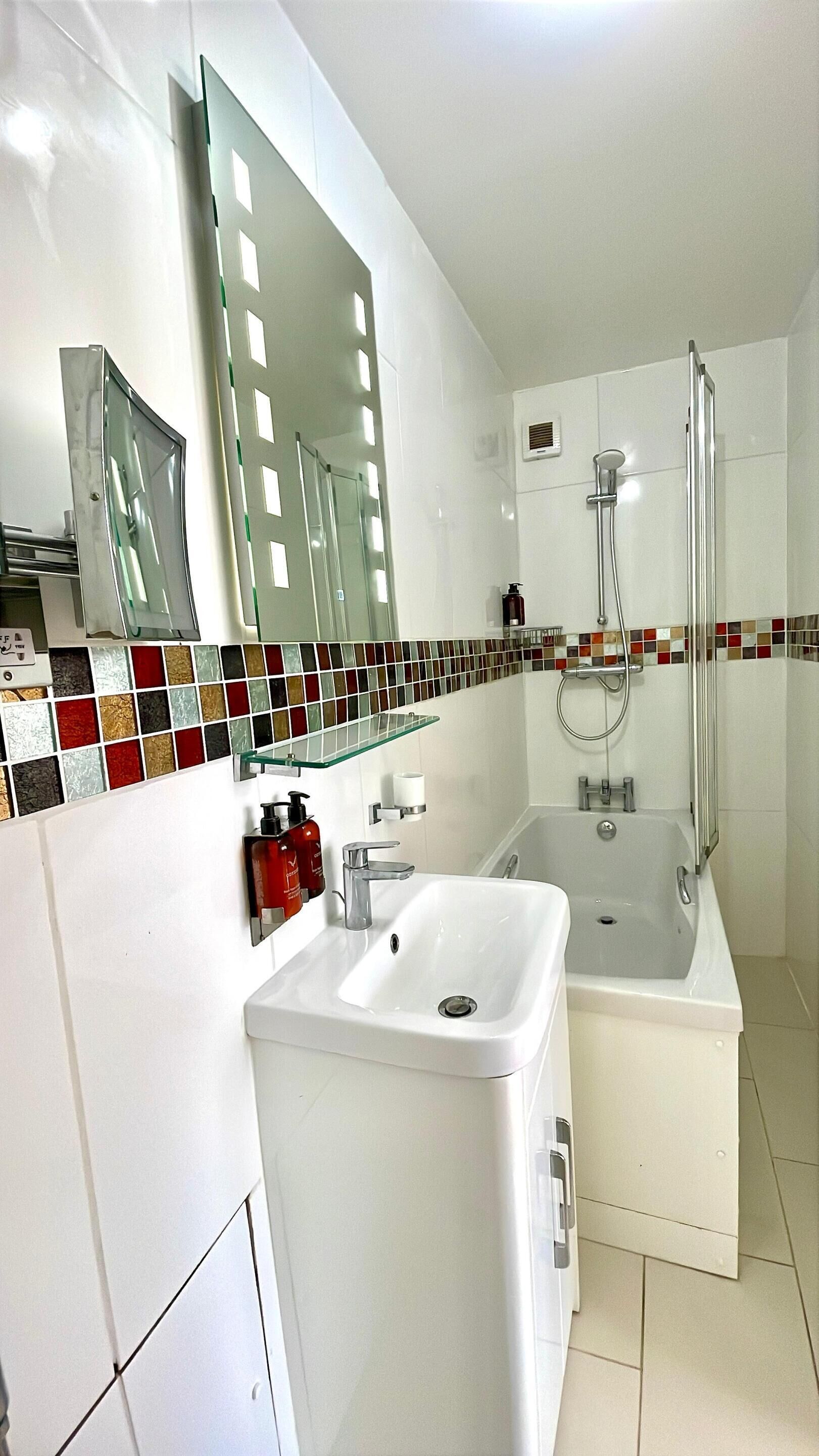 Douche à « effet pluie », articles de toilette gratuits, sèche-cheveux