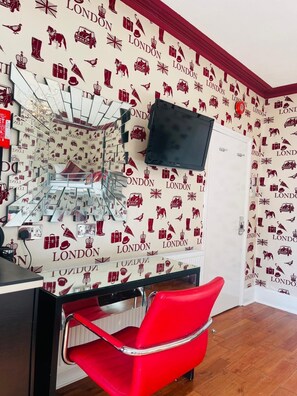 Premium bedding, in-room safe, desk, soundproofing - Crompton Guest House (Hounslow)