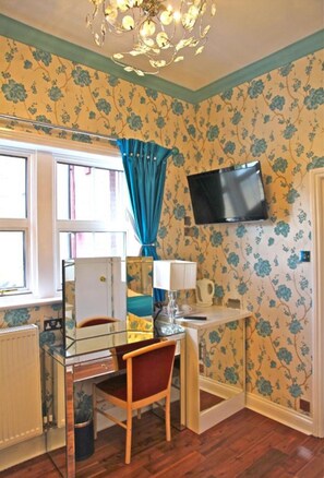 스탠다드 트윈룸, 전용 욕실 | 고급 침구, 객실 내 금고, 책상, 방음 설비