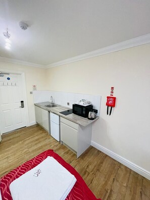 Deluxe Triple Room, Private Bathroom | Shared kitchen | Full-size fridge, microwave, coffee/tea maker - Crompton Guest House (Hounslow)