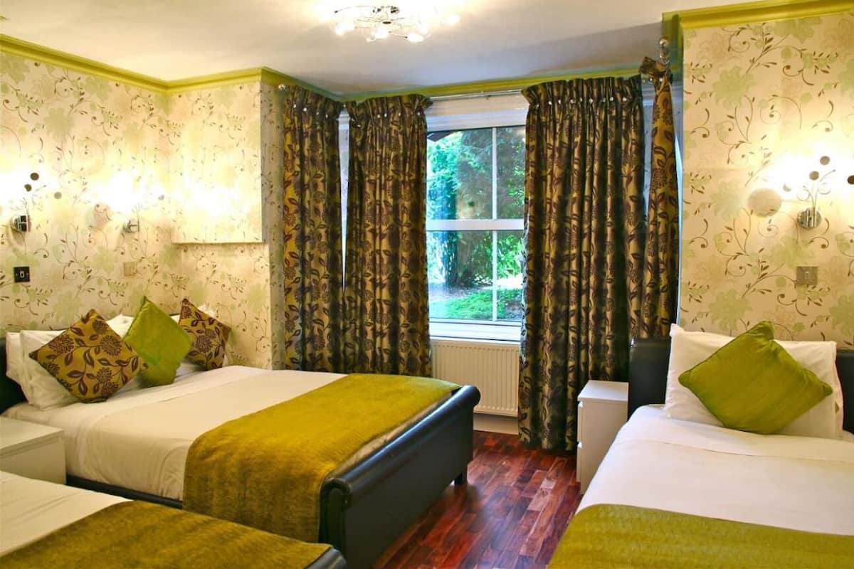 Bộ đồ giường cao cấp, két bảo mật tại phòng, bàn, phòng cách âm