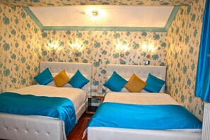 Familieværelse (For 2) | Premium-sengetøj, pengeskab på værelset, skrivebord, lydisolering