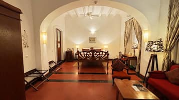 Palais Chambre Deluxe with Private Terrace | Roupas de cama premium, frigobar, cofres nos quartos, escrivaninha