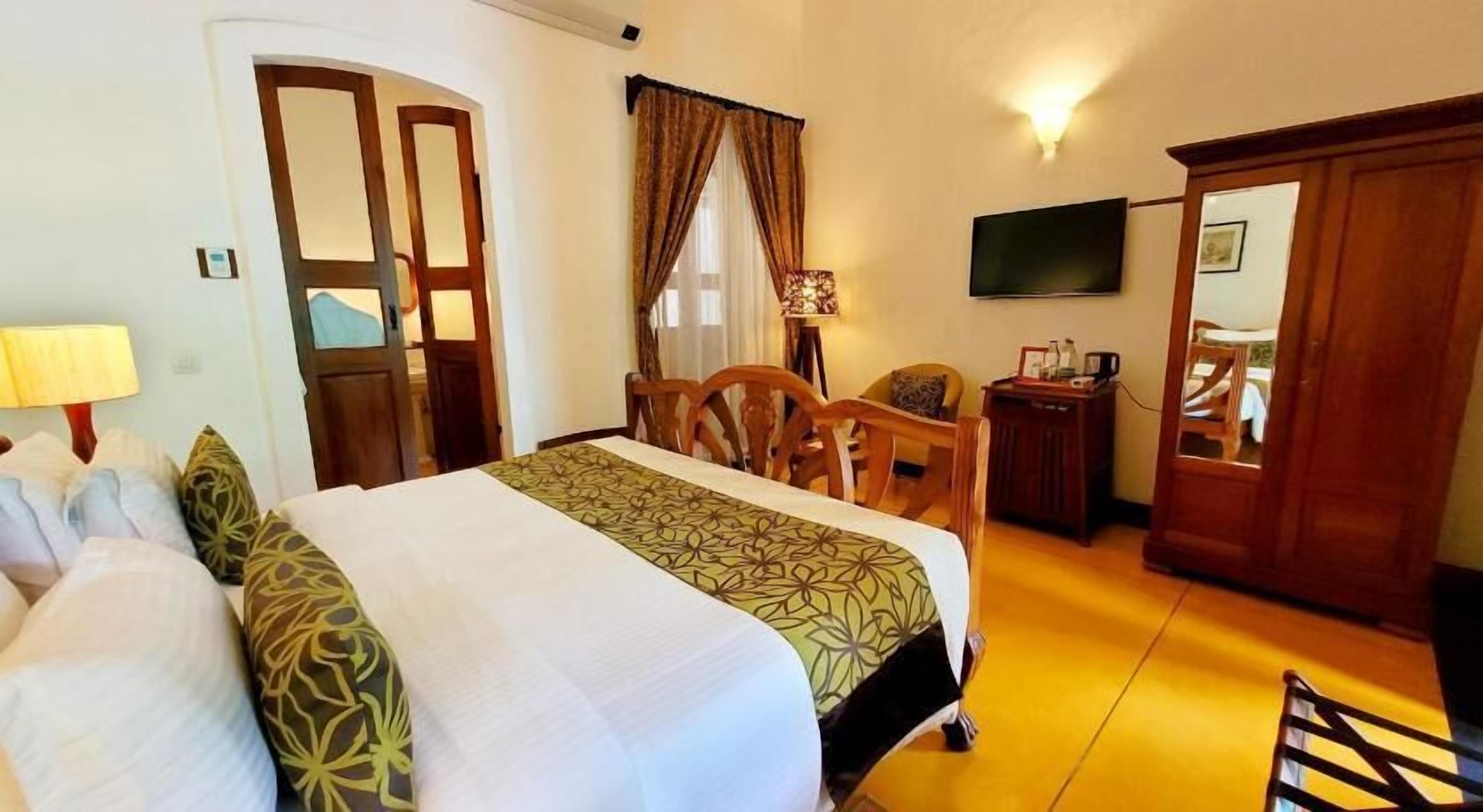 Premium bedding, minibar, in-room safe, desk