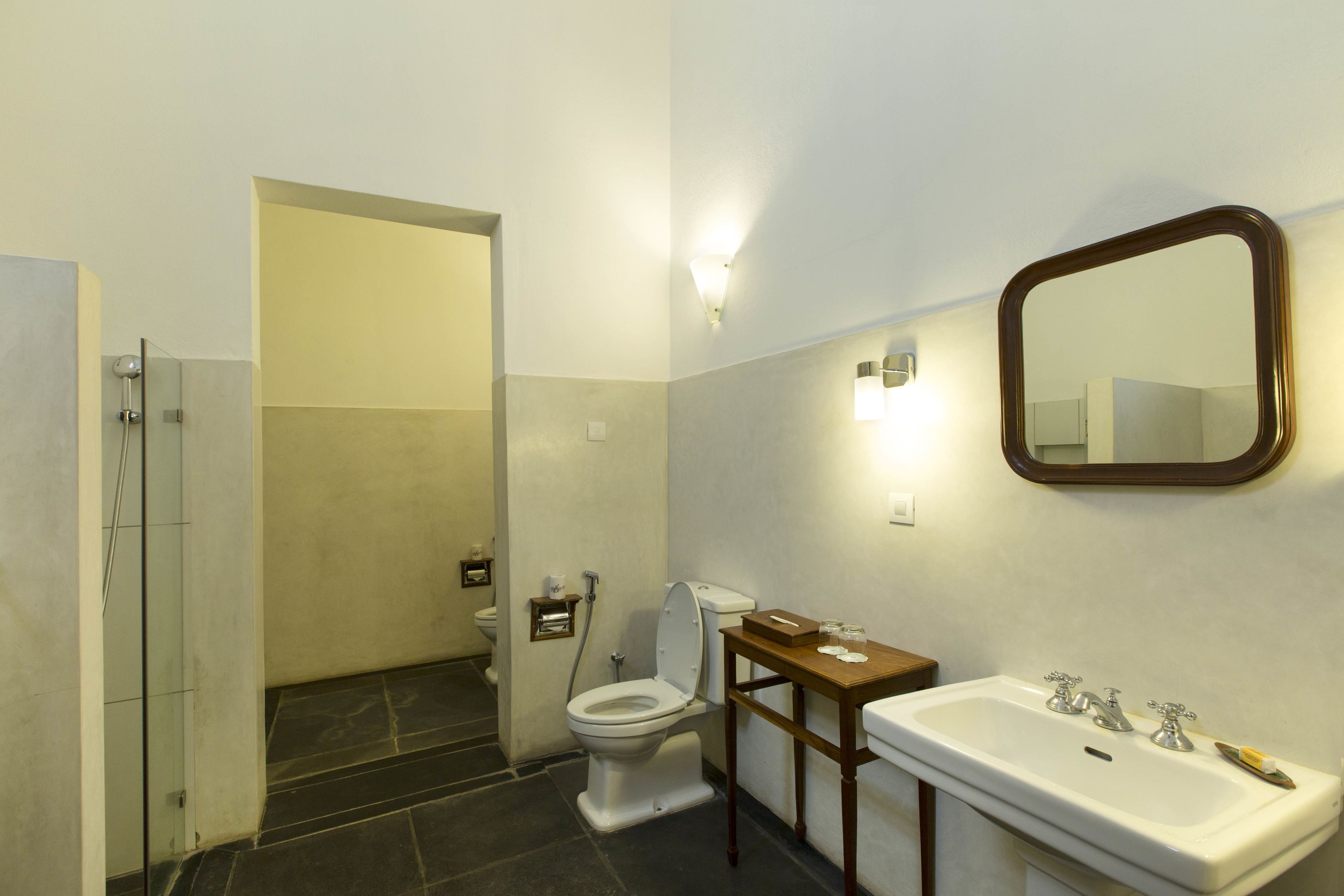 palais chambre deluxe | bathroom | free toiletries, hair dryer, bathrobes, slippers