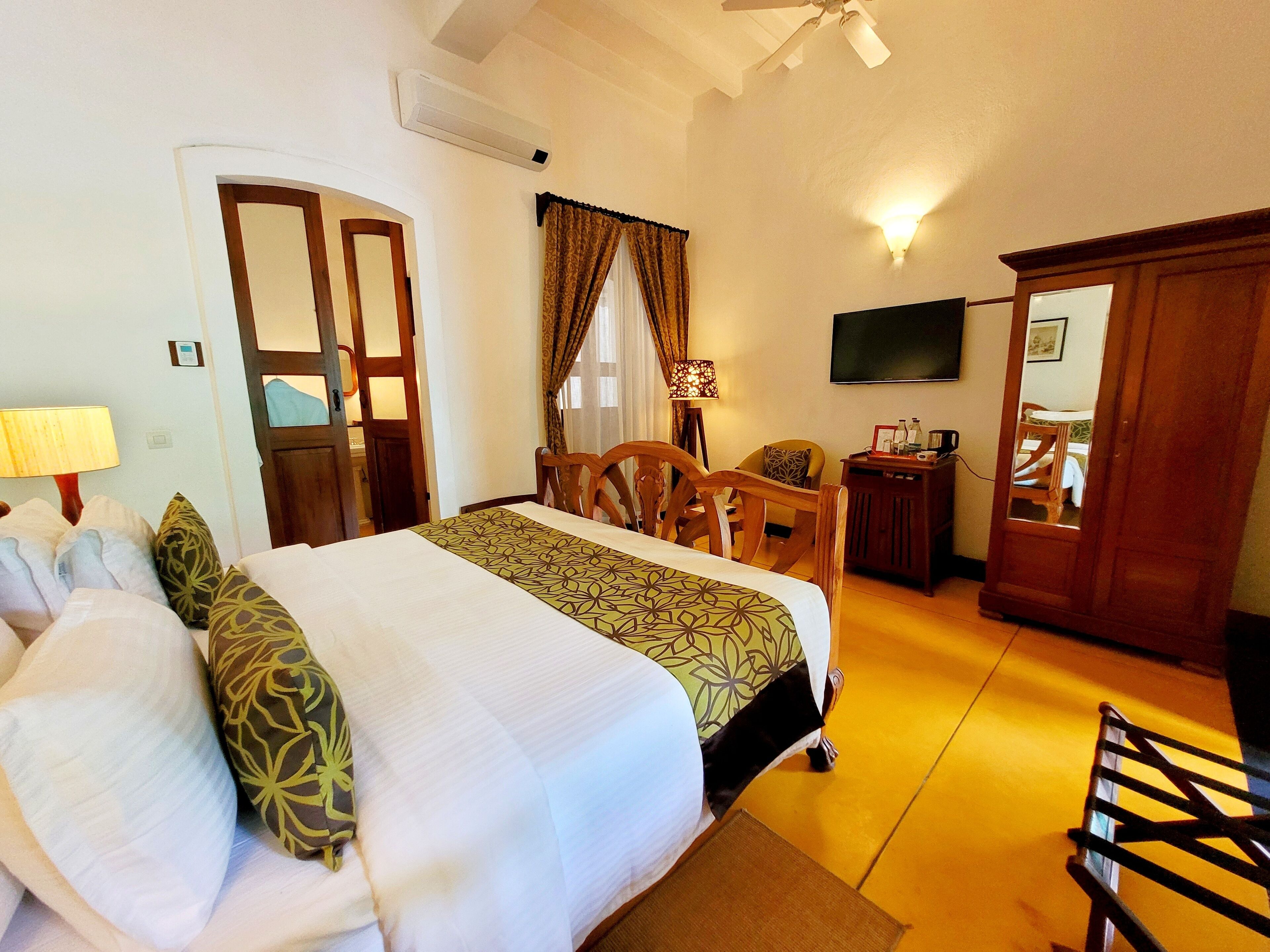 mahe chambre | premium bedding, minibar, in-room safe, desk