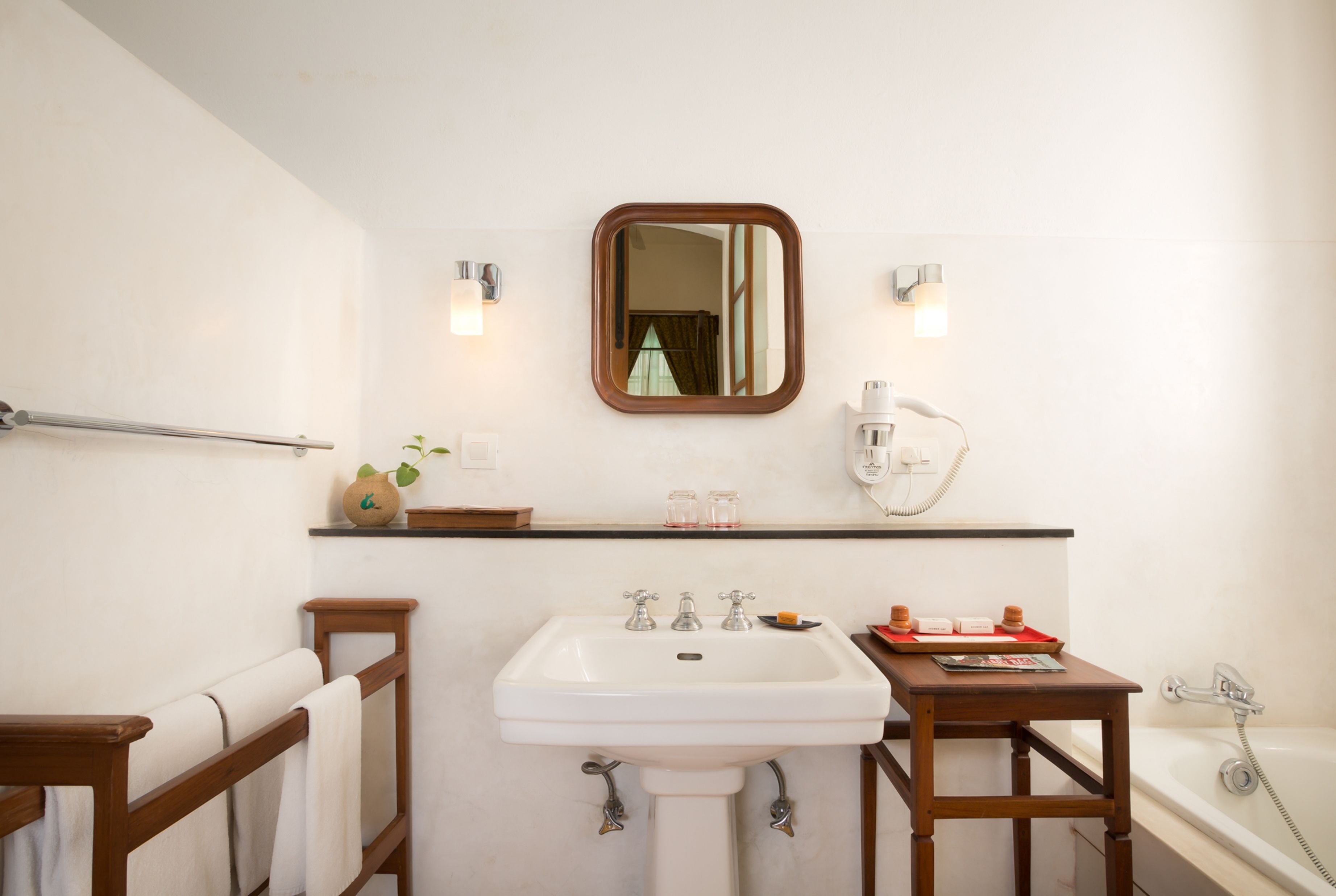 palais chambre deluxe | bathroom | free toiletries, hair dryer, bathrobes, slippers