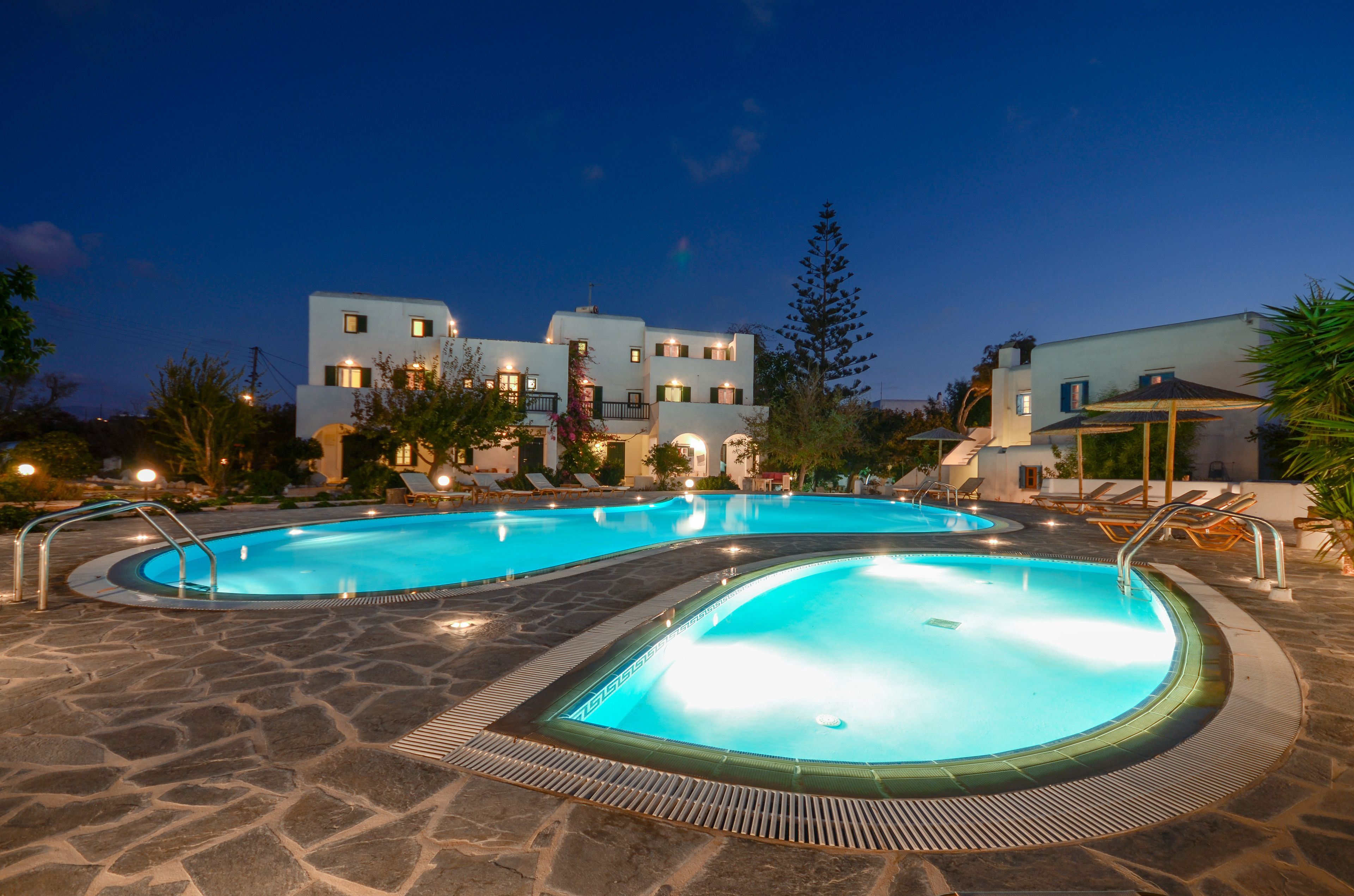 2 piscines extérieures, chaises longues