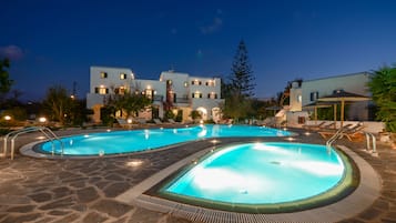 2 piscines extérieures, chaises longues
