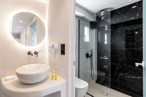 Secador de pelo, toallas, jabón, shampoo