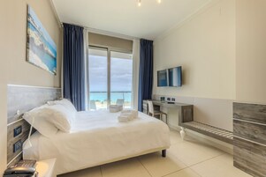 Superior-Doppelzimmer, Balkon, Meerblick | Hochwertige Bettwaren, Minibar, Zimmersafe, Schreibtisch