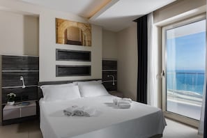 Chambre Double Deluxe, vue mer | Literie de qualité supérieure, minibar, coffres-forts dans les chambres