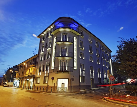 Front of property - evening/night