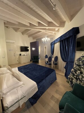 Suite with Balcony and Spa Bath | Hypo-allergenic bedding, down duvets, minibar, in-room safe - Boutique Hotel Calzavecchio (Casalecchio di Reno)