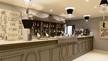 Una zona de bar con mostrador, estantes llenos de botellas y una pared decorativa con texto y números.