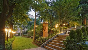 A well-maintained garden with a stone staircase leading to a building entrance. - Boutique Hotel Calzavecchio (Casalecchio di Reno)