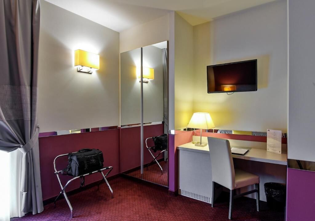 1 bedroom, hypo-allergenic bedding, down duvets, minibar