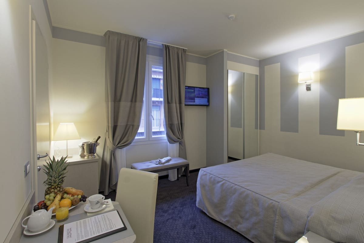 1 bedroom, hypo-allergenic bedding, down comforters, minibar