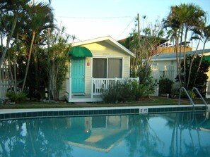 Piscine extérieure, chaises longues