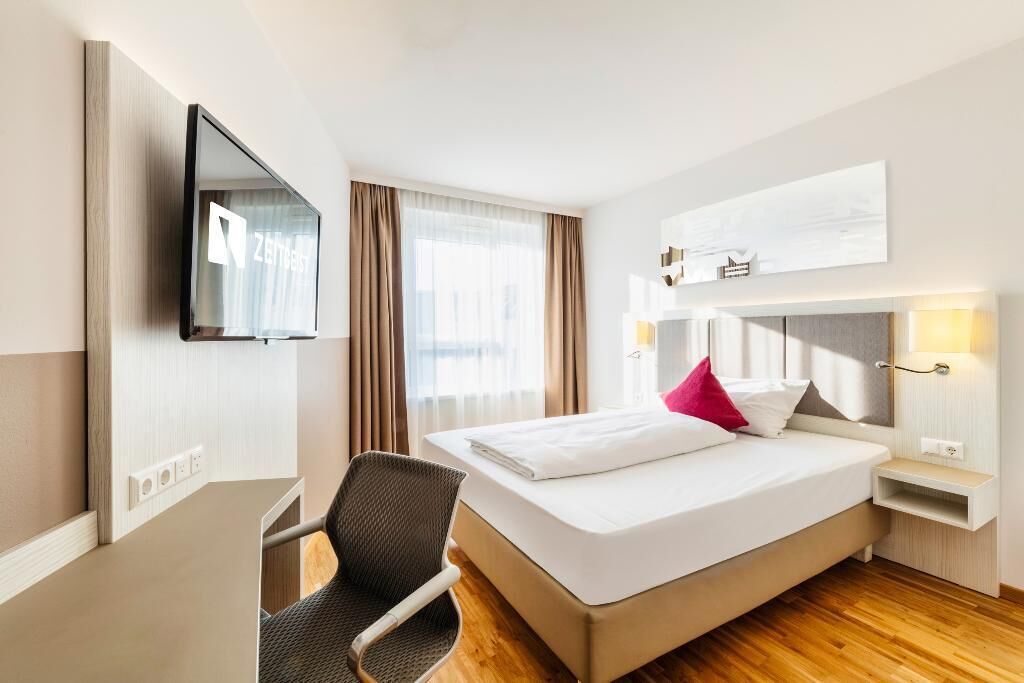 Hypo-allergenic bedding, in-room safe, desk, laptop workspace