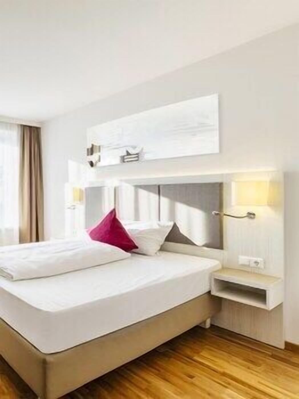 Hypo-allergenic bedding, in-room safe, desk, laptop workspace