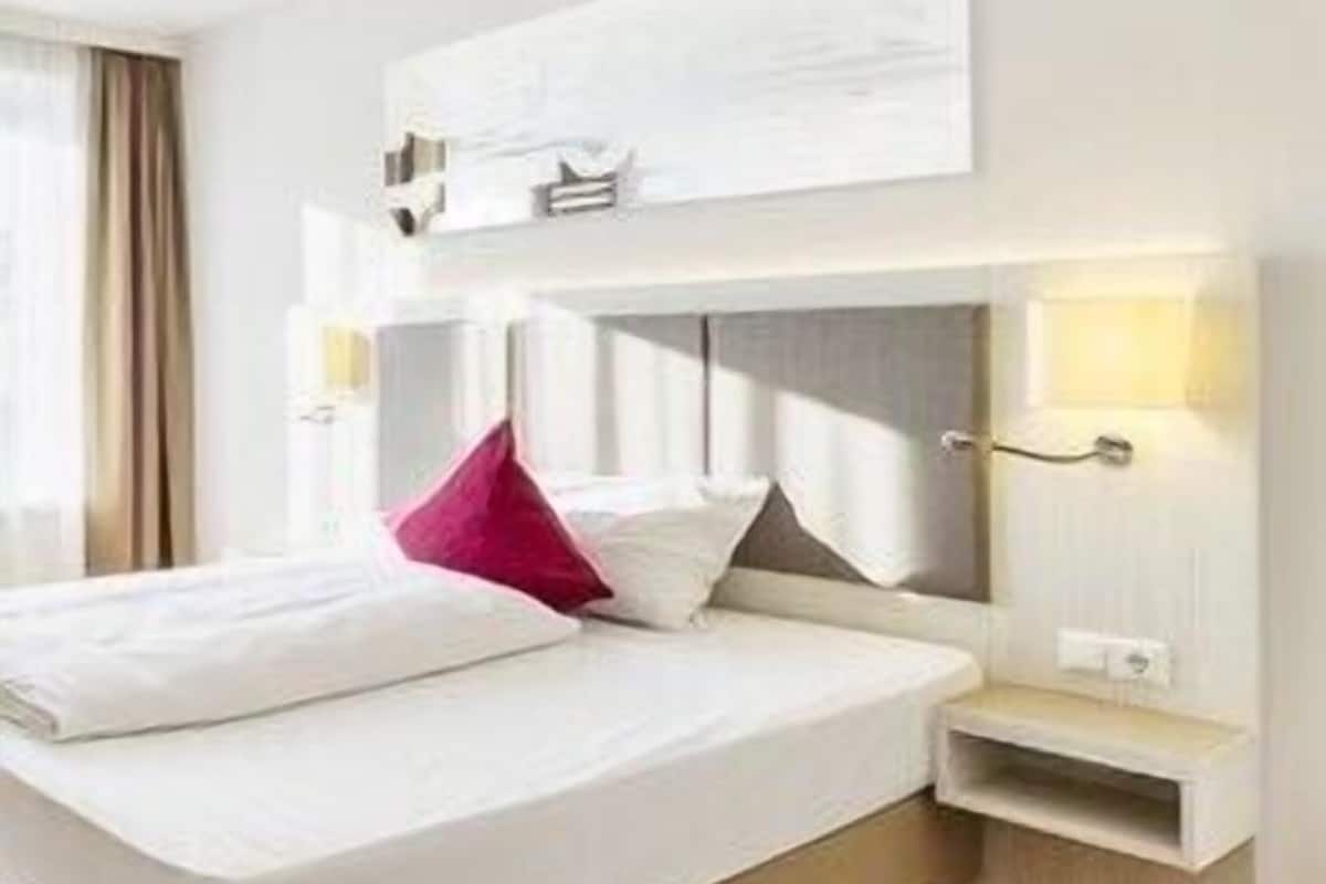 Hypo-allergenic bedding, in-room safe, desk, laptop workspace