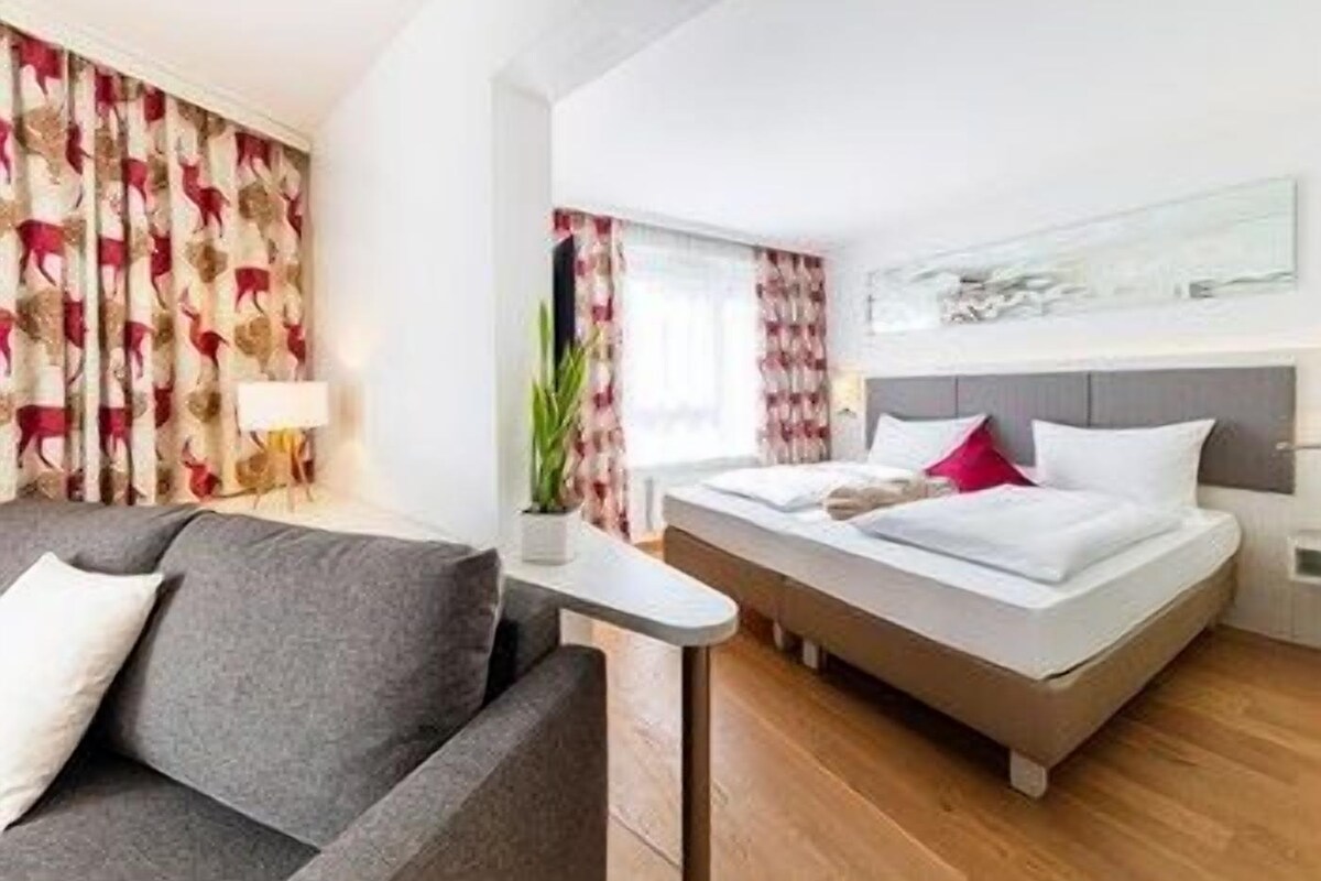Ropa de cama hipoalergénica y caja de seguridad en la habitación 