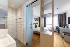 Chambre Double Supérieure, vue jardin | Literie hypoallergénique, coffres-forts dans les chambres, bureau