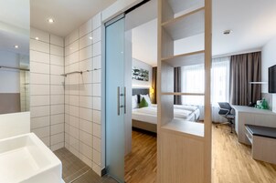 Quarto casal superior, vista para o jardim | Roupas de cama antialérgicas, cofres nos quartos, escrivaninha