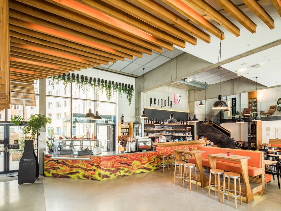 Gastropub, alfresco dining, open daily