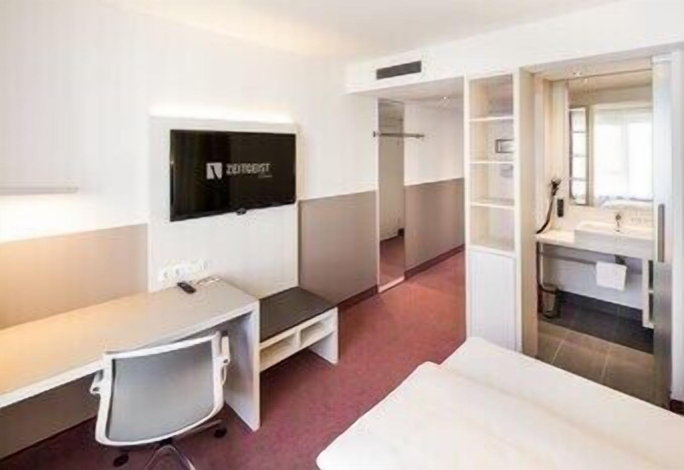 Hypo-allergenic bedding, in-room safe, desk, laptop workspace