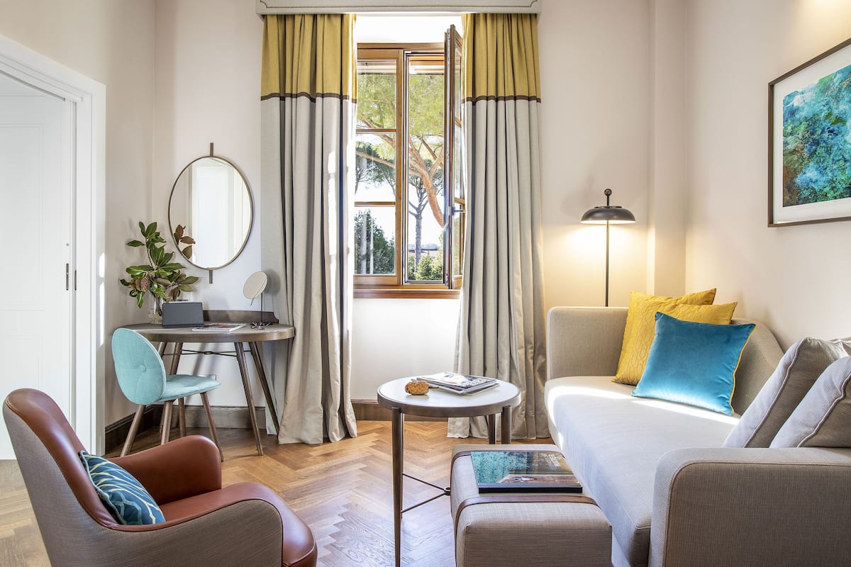 Suite | Living room | LCD TV, pay films