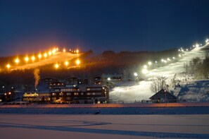 住宿正面 (夜晚)
