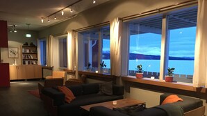 Una sala de estar moderna con un sofá, una mesa de centro y una estantería.