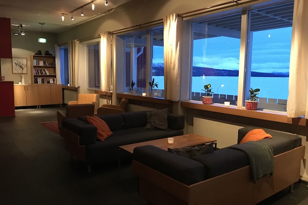 Televisión de pantalla plana de 30 pulgadas con canales vía satélite