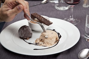 供應早餐、午餐和晚餐，地區料理