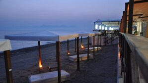 A beachside terrace with tables and benches, overlooking the ocean. - Riviera Spineta (Battipaglia)