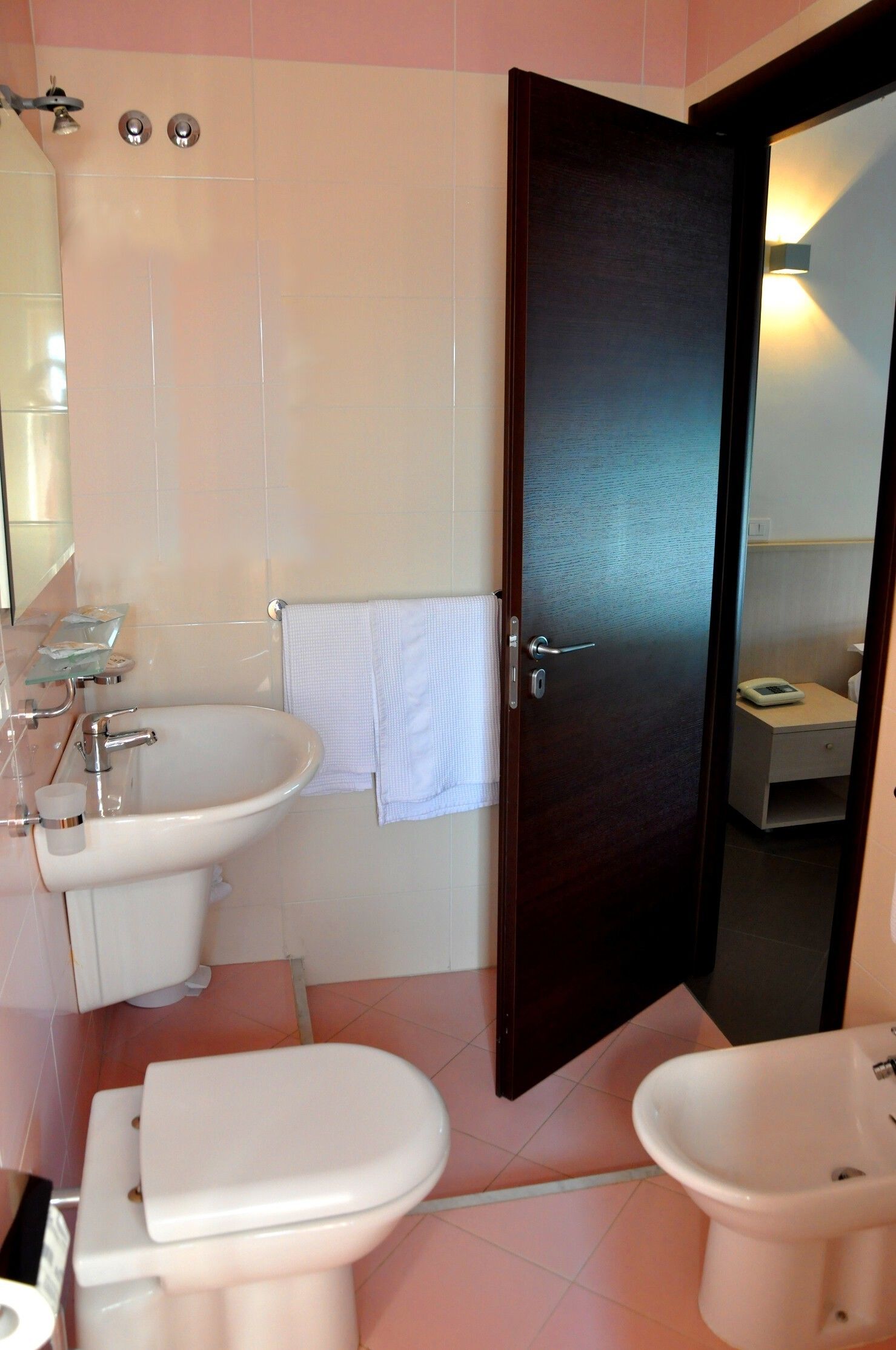 triple room, balcony, sea facing | bathroom | shower, free toiletries, bidet, towels