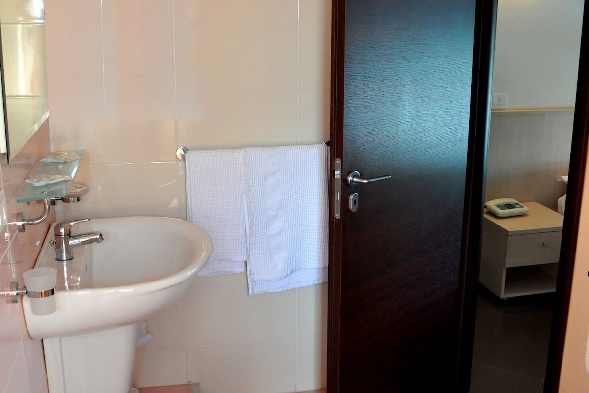 triple room, balcony, sea facing | bathroom | shower, free toiletries, bidet, towels