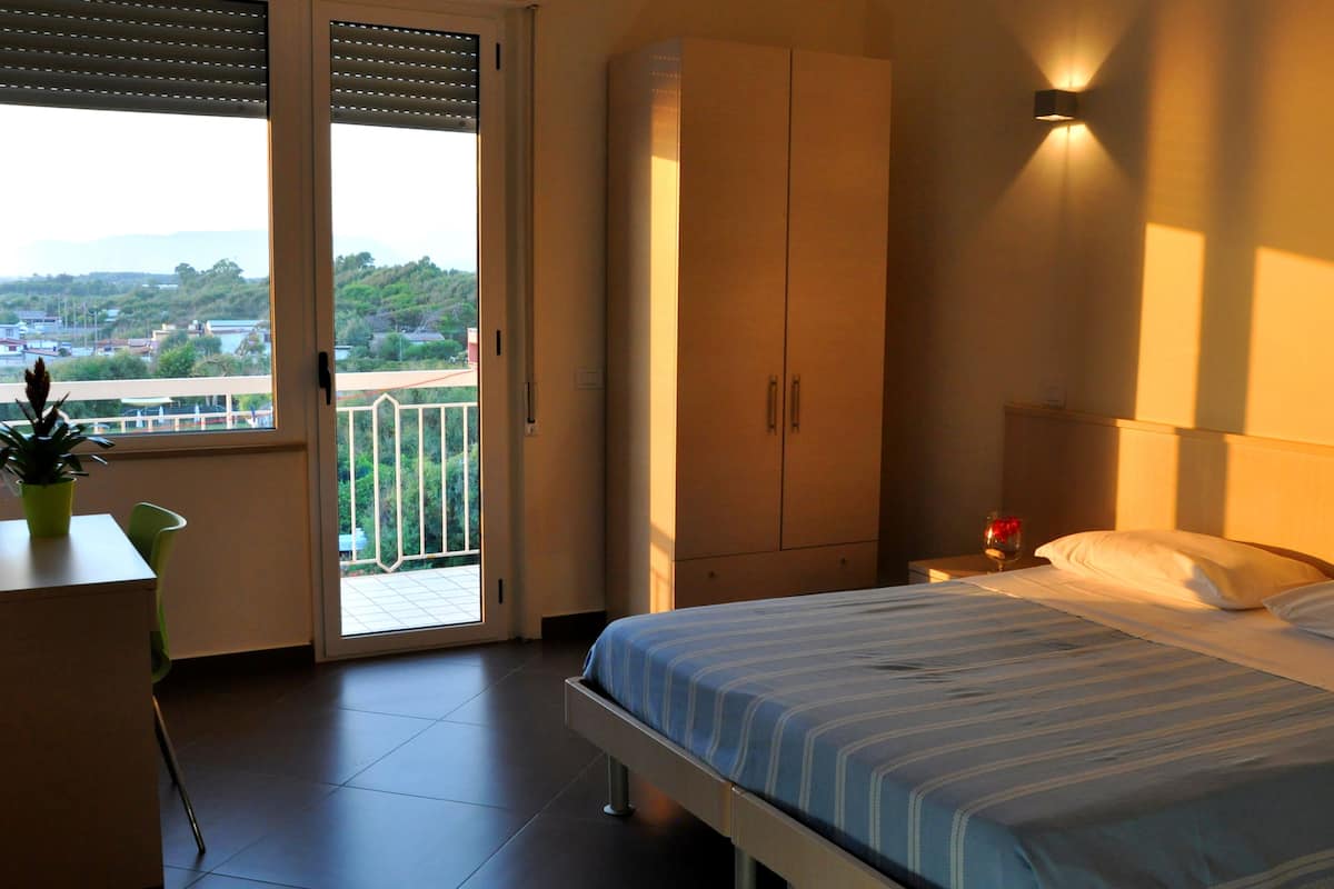 Habitación doble Confort, balcón, frente al océano | Escritorio y acceso para silla de ruedas