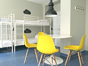 Gemeinsamer Schlafsaal (10 Pax) | Hochwertige Bettwaren, Minibar, Zimmersafe, individuell dekoriert