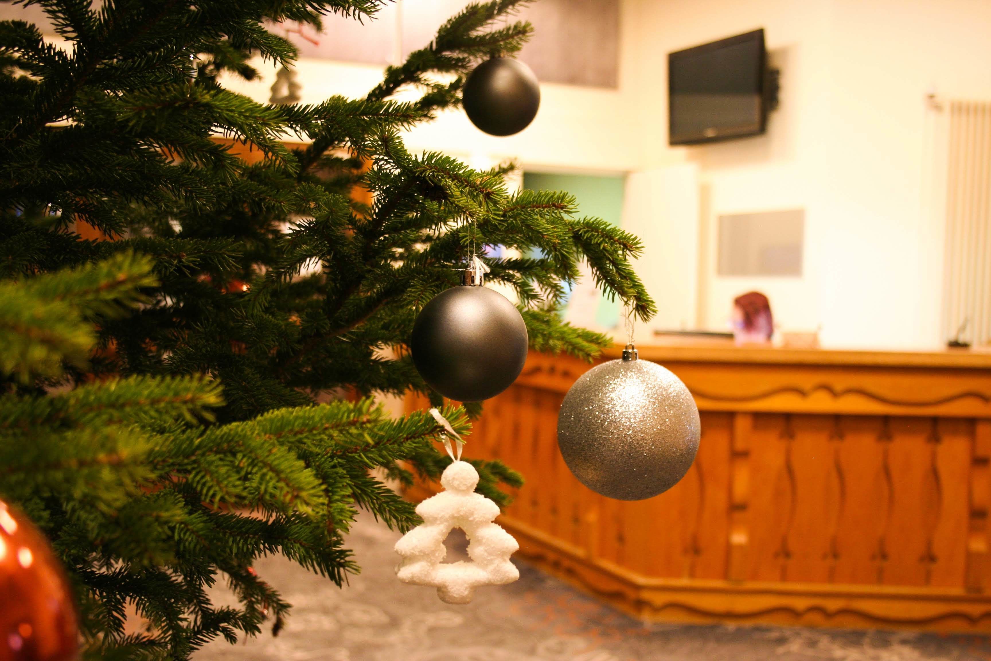 Un árbol de Navidad con adornos y una decoración de hombre de jengibre.