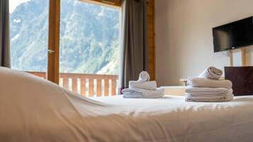 Duplex, 2 Bedrooms (5 pers.) | Desk, soundproofing, iron/ironing board, free cribs/infant beds