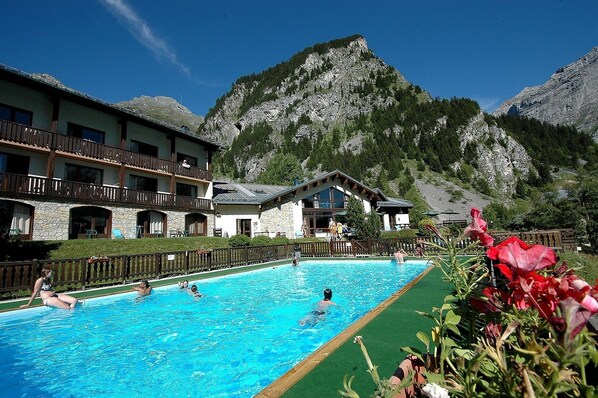 Una piscina al aire libre de temporada