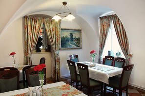 Sarapan, makan tengah hari, makan malam dihidangkan; masakan Poland