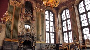 An ornate room with large windows, a chandelier, and classical furniture. - Hotel Przy Oślej Bramie - Zamek Książ (Walbrzych)