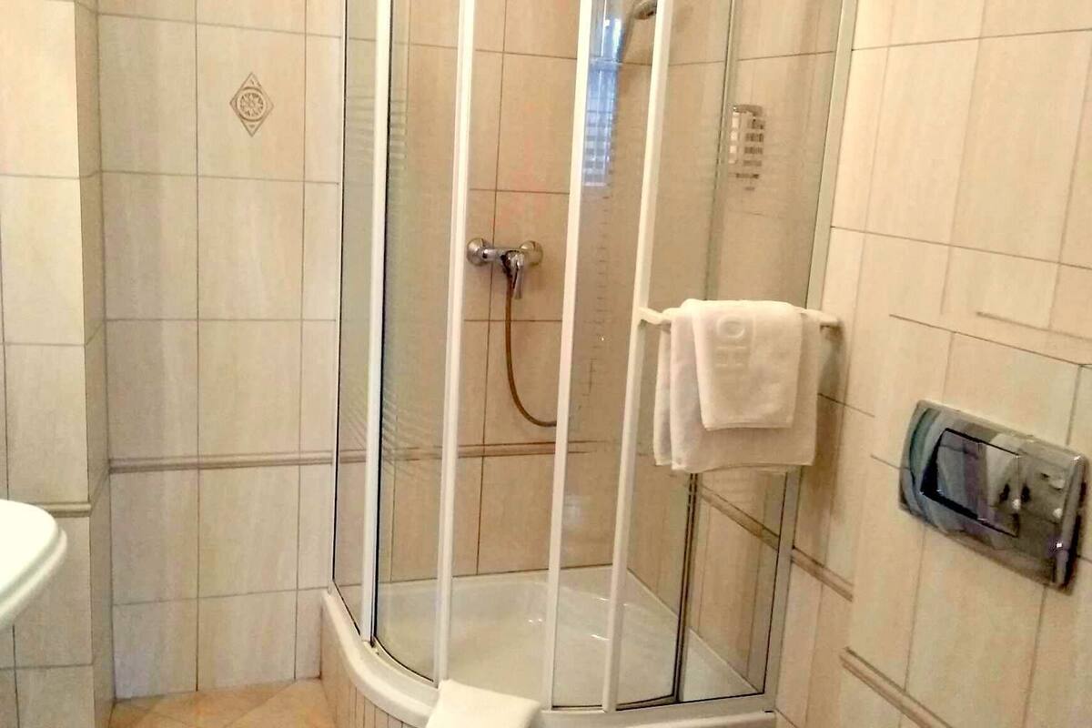 single room | bathroom | shower, free toiletries, towels